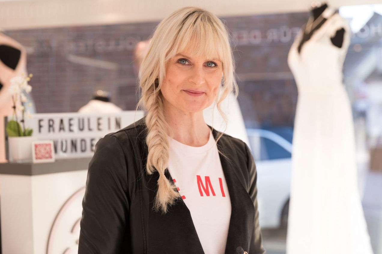 Carola Biesenbach vom Brautmodenladen Fräulein Wunder verhilft vielen Bräuten zu ihrem perfekten Kleid. Ihr Glück ist, dass die meisten Damen trotz kleiner Feier nicht auf eine Hochzeitsrobe verzichten wollen.
