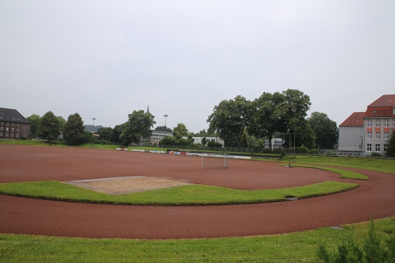 Auf dem stillgelegten Sportplatz an der Paßstraße in der Bottroper City könnte vielleicht eine neue Gesamtschule entstehen.