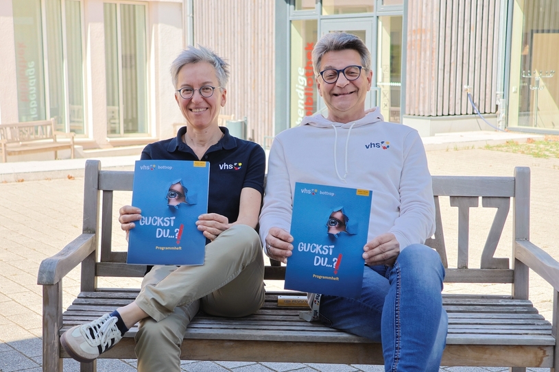 VHS-Direktor Holger Gruner und Fachbereichsleiterin Katja Hesmer zeigen das neue Programm für das Herbst-/Winter-Semester.