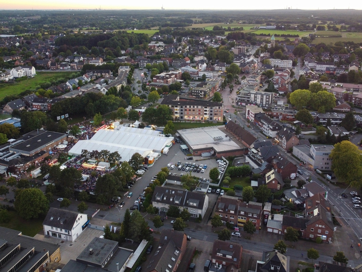 Eine Drohnenaufnahme zeigt den Festplatz während des Schützenfests 2023.