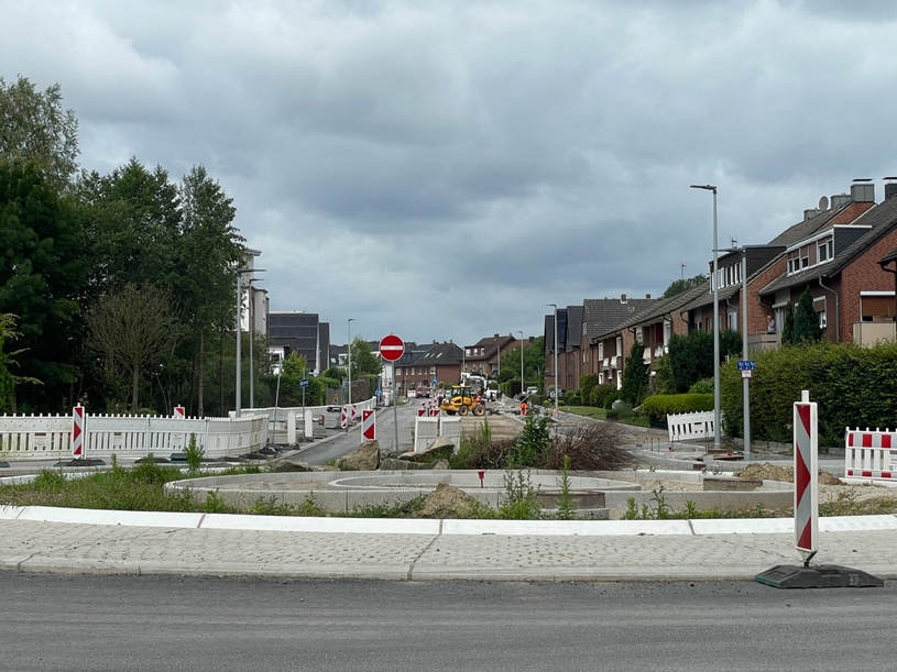 Er nimmt Formen an: Der Kreisverkehr an der Horsthofstraße/Dorfheide/Hackfurthstraße lässt sich auch als solcher schon erkennen.