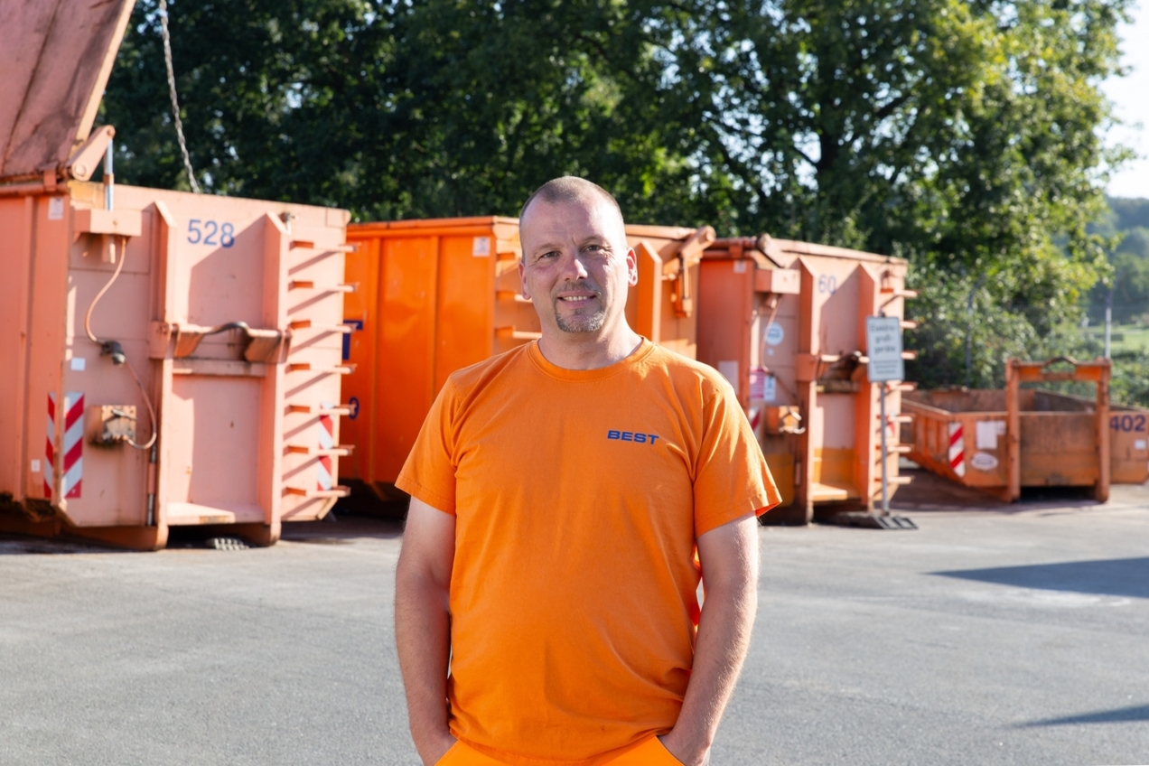 Mitarbeiter wie Christian Swienty sind am Recyclinghof Kirchhellen nur zwei Tage die Woche anzutreffen. Künftig soll es durch eine digitale Lösung möglich sein, auch außerhalb der Öffnungstage Zugang zum Hof zu bekommen.
