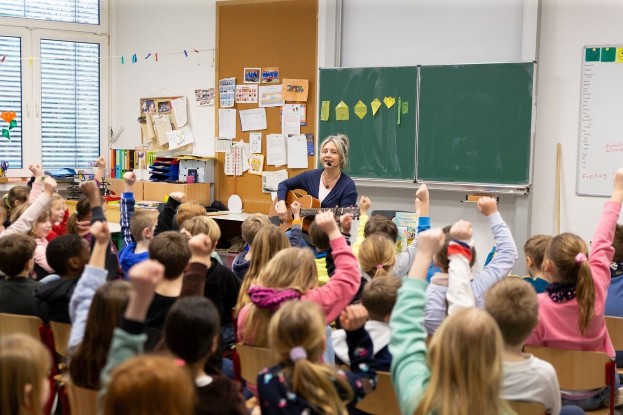 Auf ihrer Piraten-Gitarre „Gitti“ untermalte Bettina Göschl die Lesung mit ihren eigenen Kinderliedern.