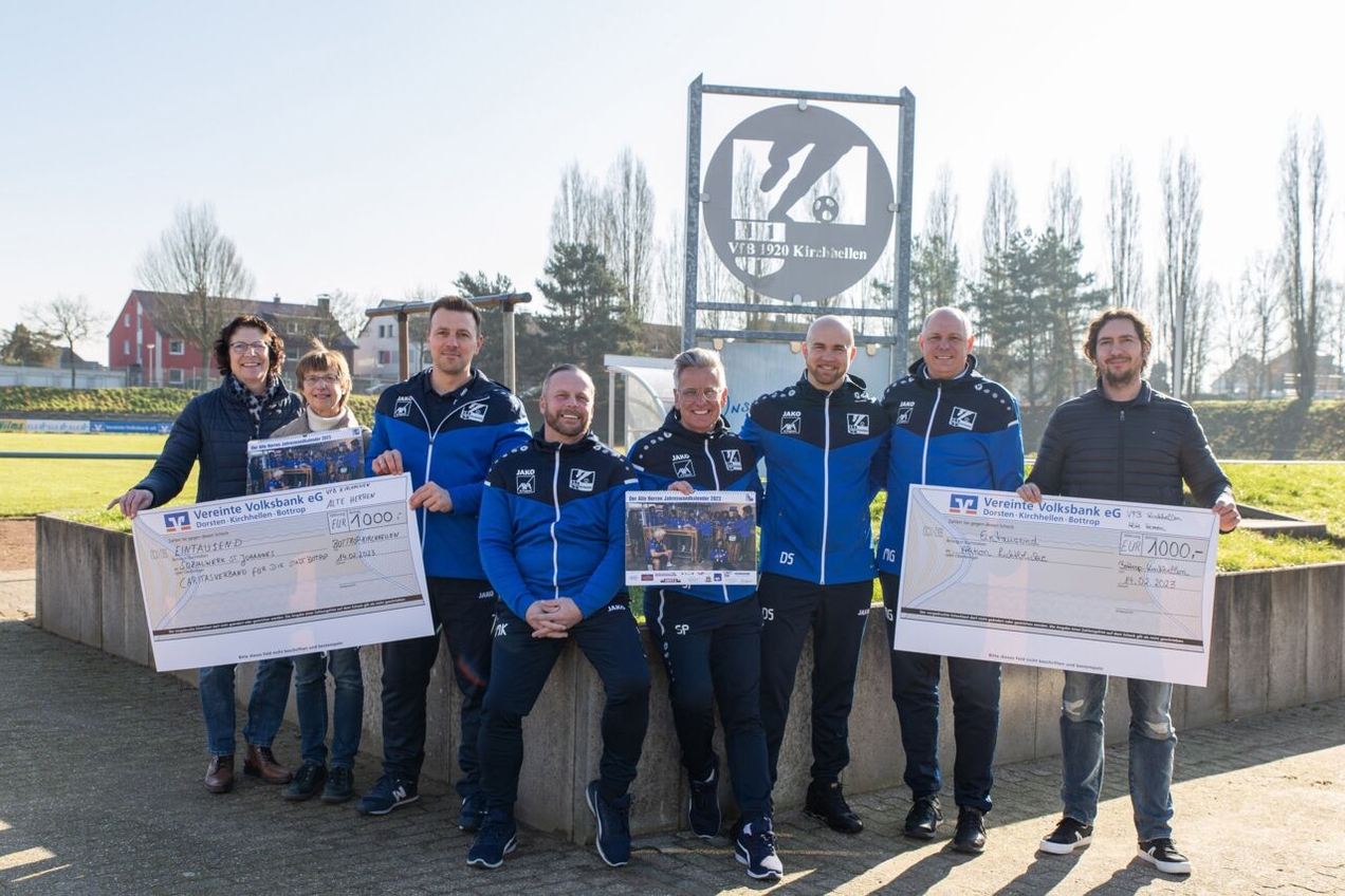 Die Alten Herren des VfB Kirchhellen übergaben am Dienstagmittag (14.2.) zwei Schecks über jeweils 1.000 Euro an das Sozialwerk St. Johannes und die Aktion Lichtblicke.