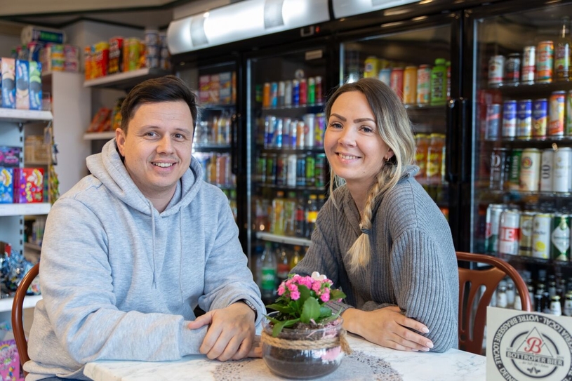 Timo Schubert kümmert sich um das „Bürokratische“, während seine Partnerin Lisa Vervuurt den „Laden schmeißt“.