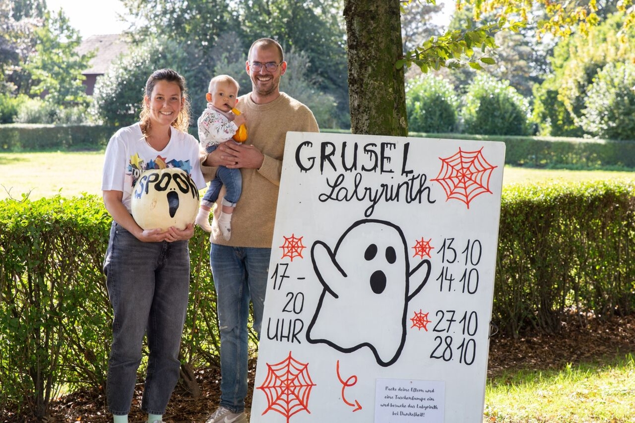 Judith und Johannes Miermann freuen sich mit dem Nachwuchs auf die erste Grusel-Saison im Maislabyrinth.