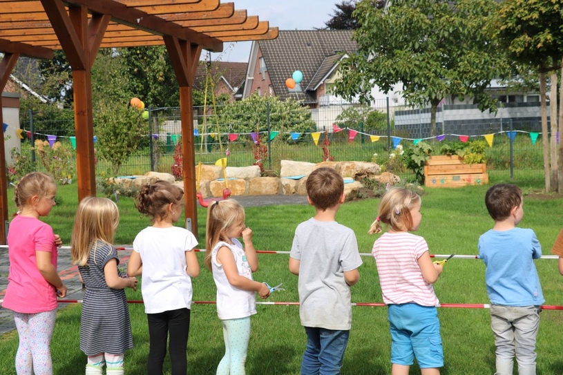 Die Kinder selbst durften das Absperrband am Grünen Klassenzimmer durschschneiden. Zuvor wurde die Sicherheit des Ganzen durch den Fachbereich Umwelt und Grün geprüft.