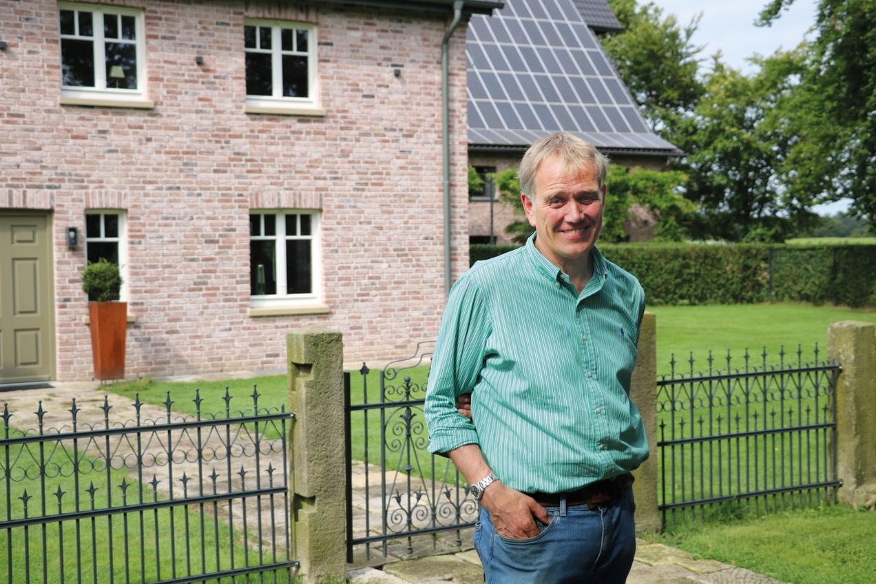 Hofinhaber Eberhard Schmücker vor dem ehemaligen Haupthaus. Im renovierten Gebäude sind Mietwohnungen entstanden. Im Hintergrund zu sehen ist die neue Mitarbeiter-Unterkunft.