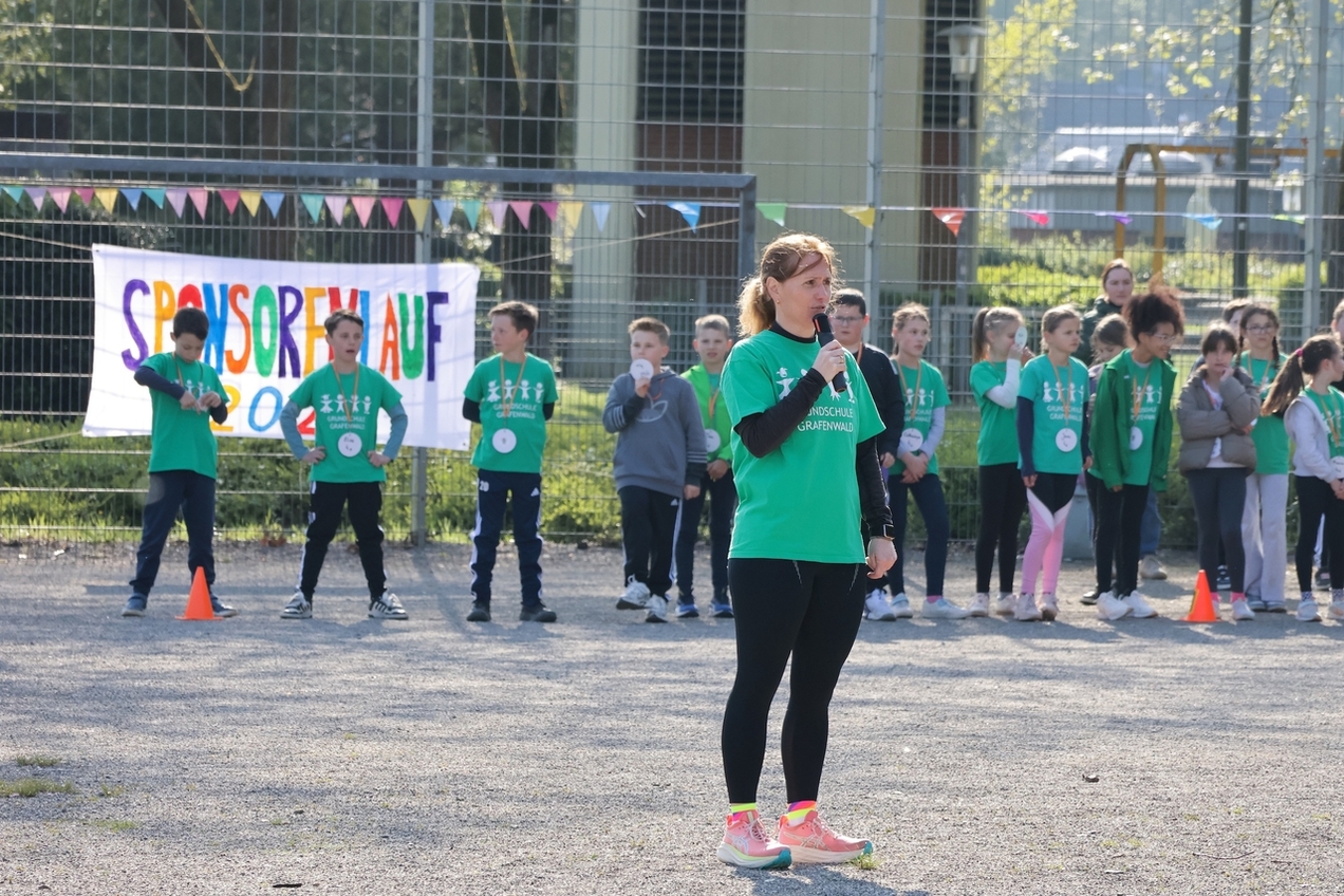 Rektorin Kerstin Fischer eröffnete den Sponsorenlauf und schickte die Schülerinnen und Schüler motiviert auf die Strecke.