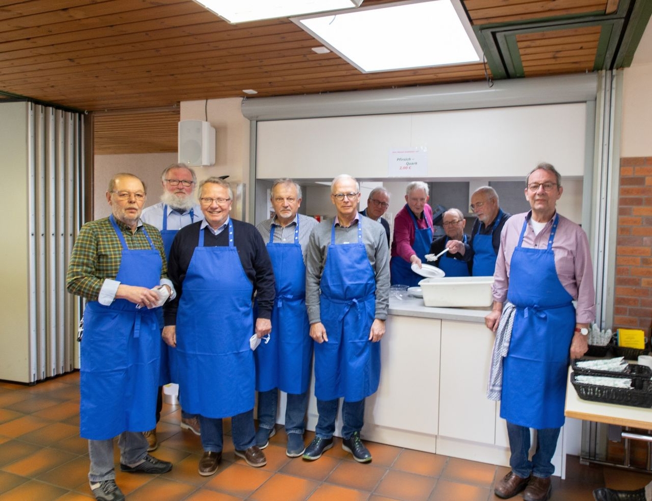 „Strohwitwer“ in Feldhausen kochten für den guten Zweck
