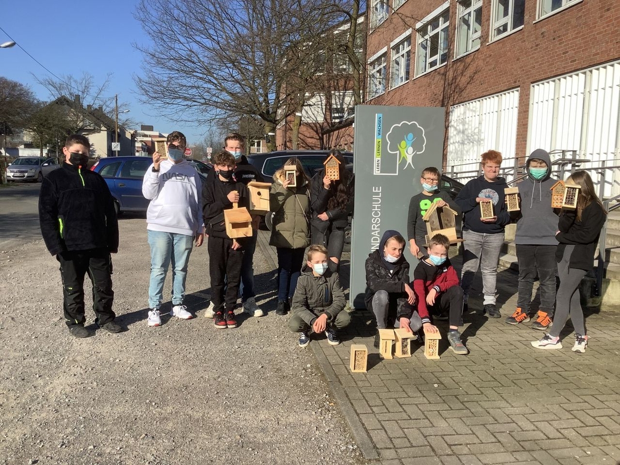 Profilgruppe der Sekundarschule Kirchhellen bringt Insektenhotels an