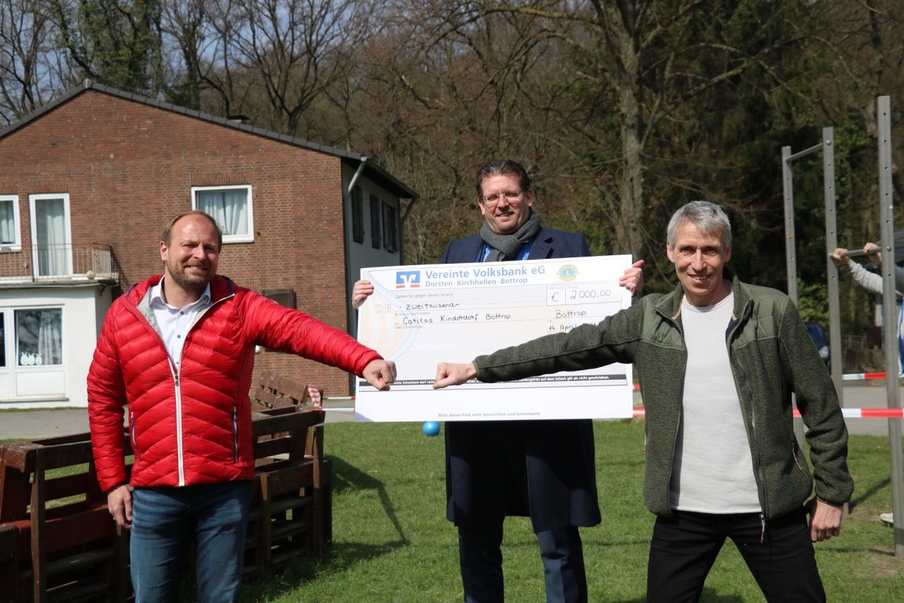 Martin Wissing und Maik Janßen haben dem Caritas-Kinderdorf in Bottrop einen Spendenscheck von 2.000 Euro übergeben.