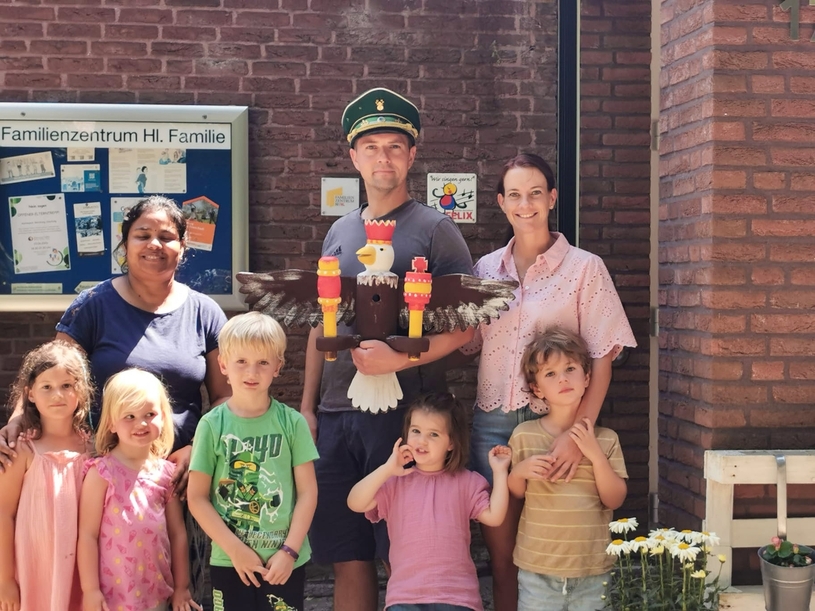 Schützenkönig Philipp Allekotte empfing den Schützenvogel für das Bataillonsfest von den Kindern des Familienzentrum Heilige Familie.
