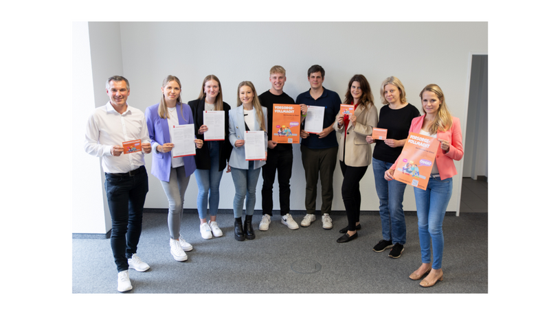 Die Dualstudierenden präsentieren stolz der Stadtverwaltung ihre Arbeit: Eine umfangreiche Kampagne zum Thema „Vorsorgevollmacht“.