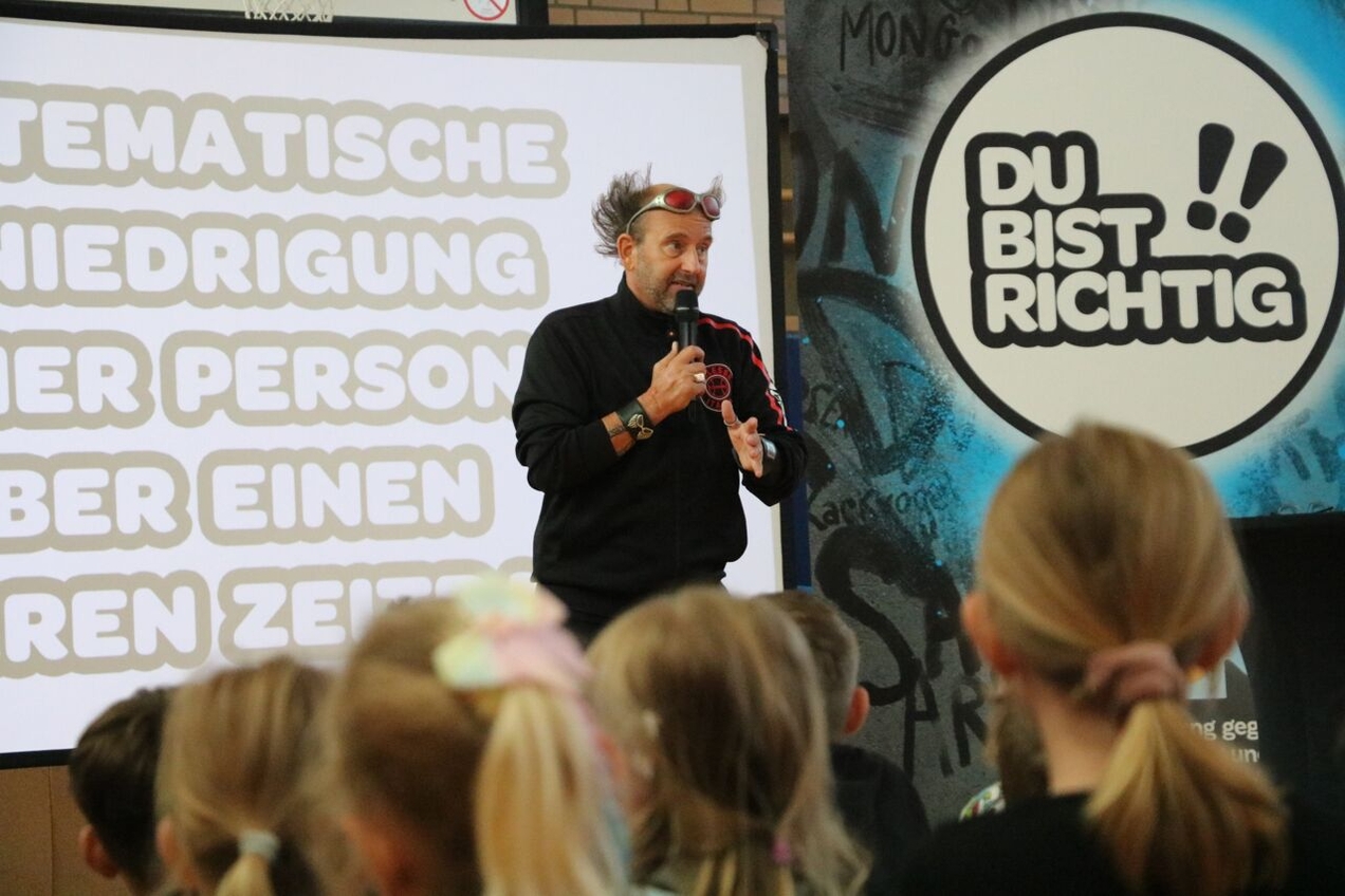 KiKa-Star Tom Lehel zu Gast in Grafenwälder Grundschule