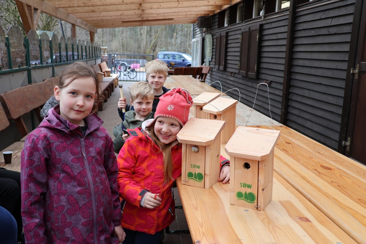 Mehr als 20 Erst- und Zweitklässler der Grundschule Grafenwald haben dieses Mal mit ihren Eltern an der Nistkasten-Aktion teilgenommen.