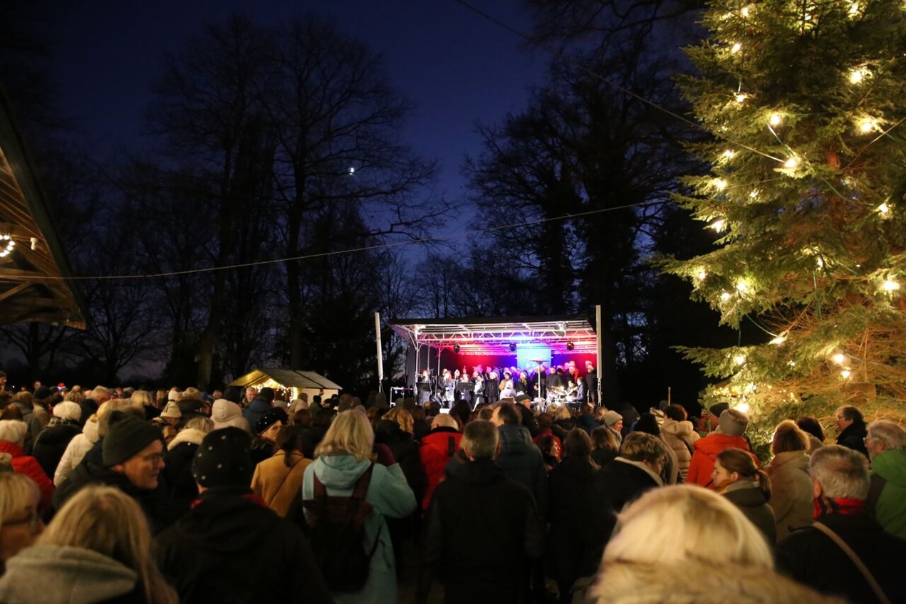 Auf dem Schmücker Hof herrschte besinnliche Stimmung. Weihnachtliche Live-Musik, romantische Lichter und geselliges Beisammensein überzeugten die zahlreichen Gäste.