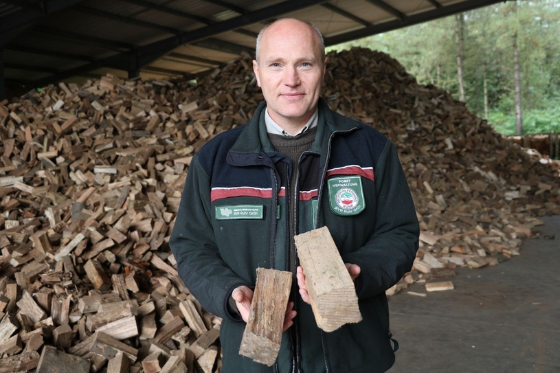 Werner Meemken, Förster beim RVR, vermutet in diesem Jahr ein frühes Ende der Holzkauf-Saison am Kirchhellener Heidhof.