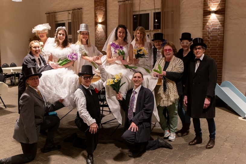 Die kfd-Theatergruppe präsentiert sich im Hochzeitsstil bei den Proben für die Karnevals-Auftritte.