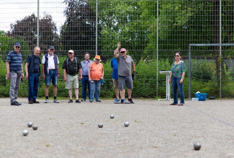 Schon zum ersten Bouletreff in Grafenwald kamen zahlreiche motivierte Spielerinnen und Spieler. Einige von ihnen aus Kirchhellen und Bottrop.