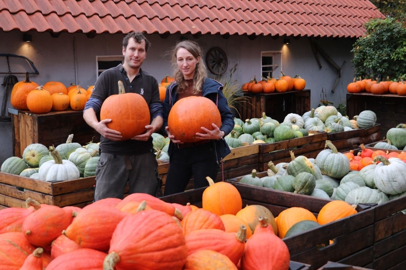 Landwirt Philipp Maassen und seine Lebensgefährtin Alina Schmittgen freuen sich auf zahlreiche Besucher. Hunderte Kürbisse wurden bereits auf dem Hof zusammengetragen.