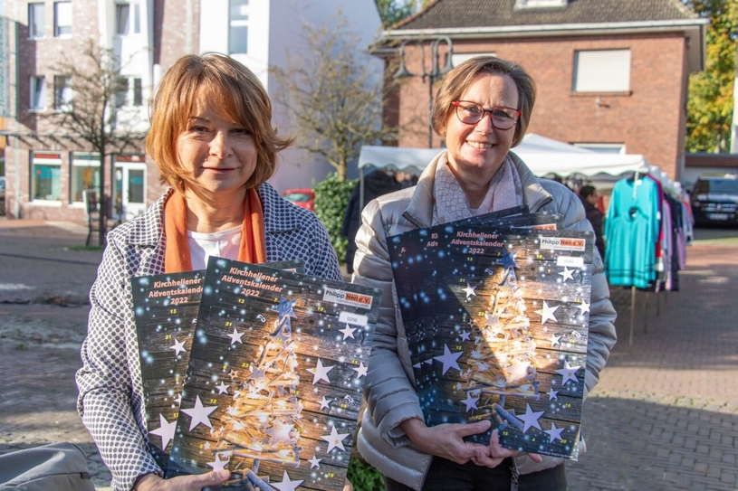 Hiltrud Genter-Hautkappe (r.) vom Adventskalender-Team und ihre Kollegin freuen sich über die zahlreiche Rückmeldung am ersten Verkaufstag.