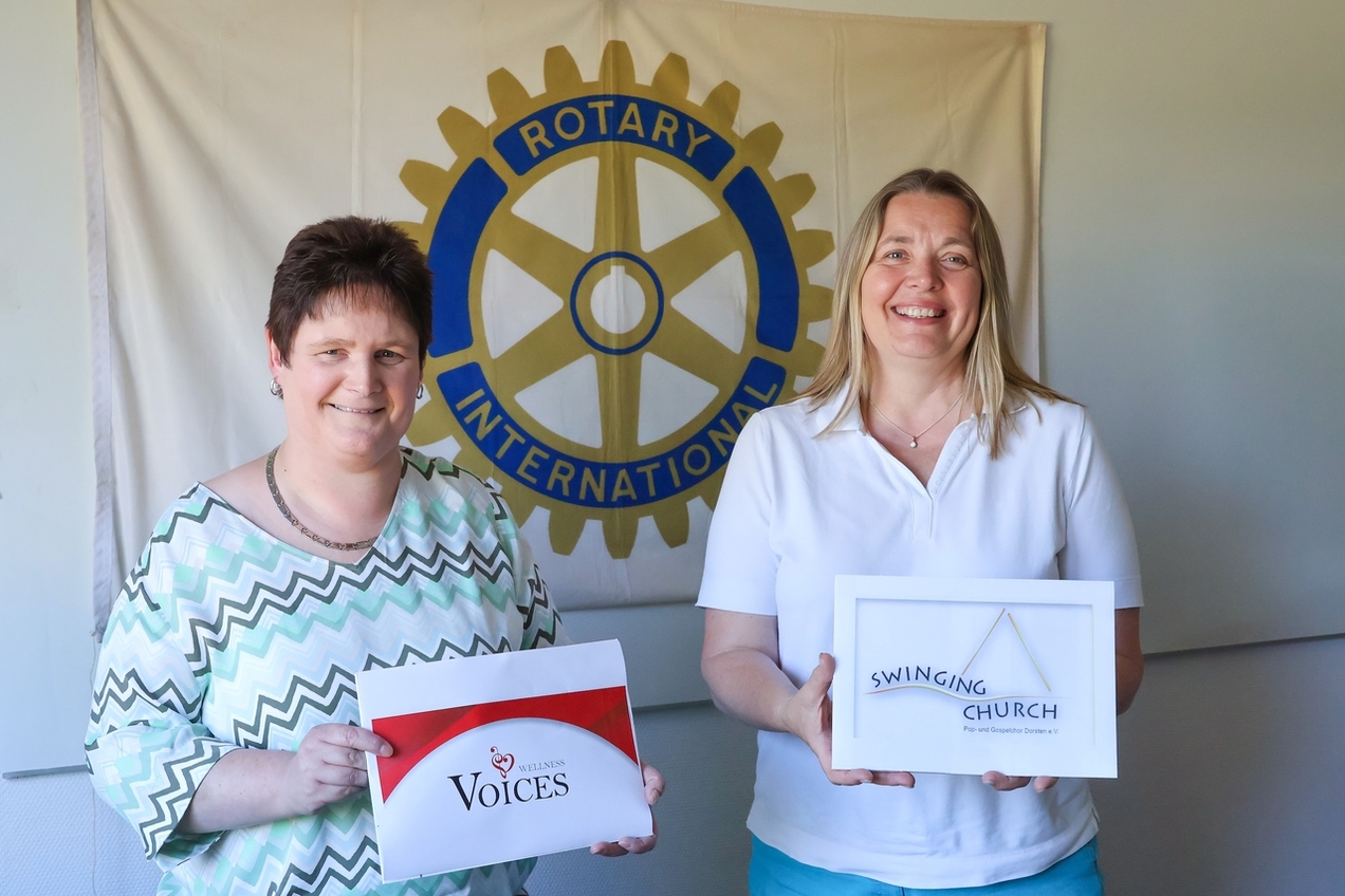 Sabine Tönnes (r.), Sprecherin des Rotary Clubs und Mitglied von Swinging Church, und ihre Mitarbeitern Andrea Jandewerth, Sängerin bei den Wellness Voices, freuen sich auf zahlreiche Besucher und Spenden beim Benefizkonzert.