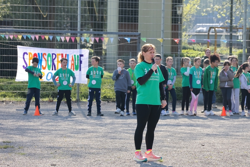 Rektorin Kerstin Fischer eröffnete den Sponsorenlauf und schickte die Schülerinnen und Schüler motiviert auf die Strecke.