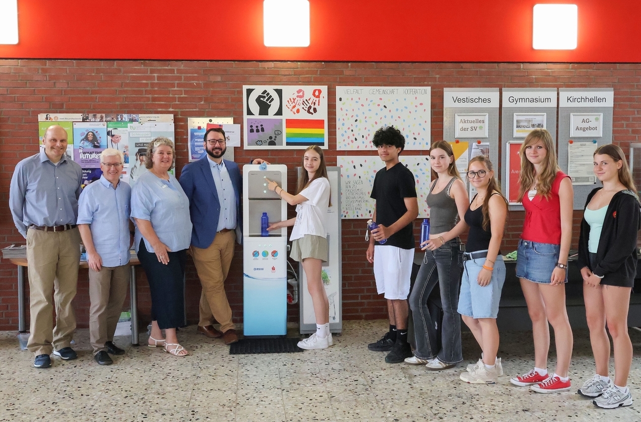 Freuen sich über den neuen Wasserspender am Vestischen Gymnasium: Vertreter der Sponsoren, der Schulleitung, des Fördervereins sowie Schülerinnen und Schüler.