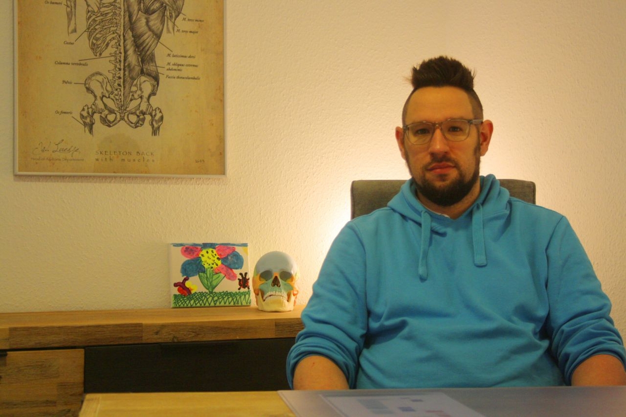 Physiotherapeut Dominik Plewan feiert fünfjähriges Jubiläum mit seiner Praxis in Bottrop-Grafenwald.