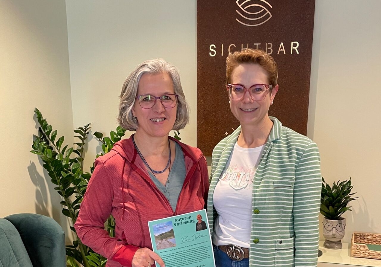 Autorin Birgit Duckheim und Optikerin Susanne Krüskemper (Sichtbar) freuen sich auf zahlreiche Gäste.