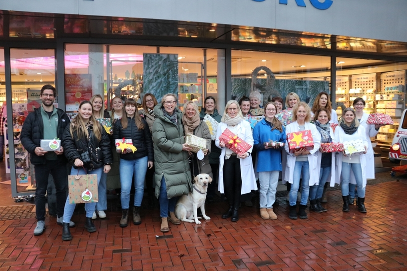 Die Mitarbeiterinnen und Mitarbeiter der Kirchhellener Dorf-Apotheke übergeben die über einen Wunschbaum gesammelten Geschenke, damit das Heilpädagogische Zentrum dafür sorgen kann, dass alles rechtzeitig vor Weihnachten ankommt.