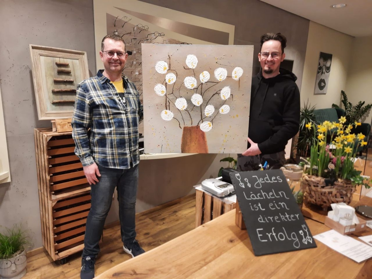 Thomas Krüskemper und Peter Mühlenbeck sind seit vielen Jahren befreundet, jetzt stellt der Künstler seine Werke im Optikerfachgeschäft Sichtbar in Kirchhellen aus.