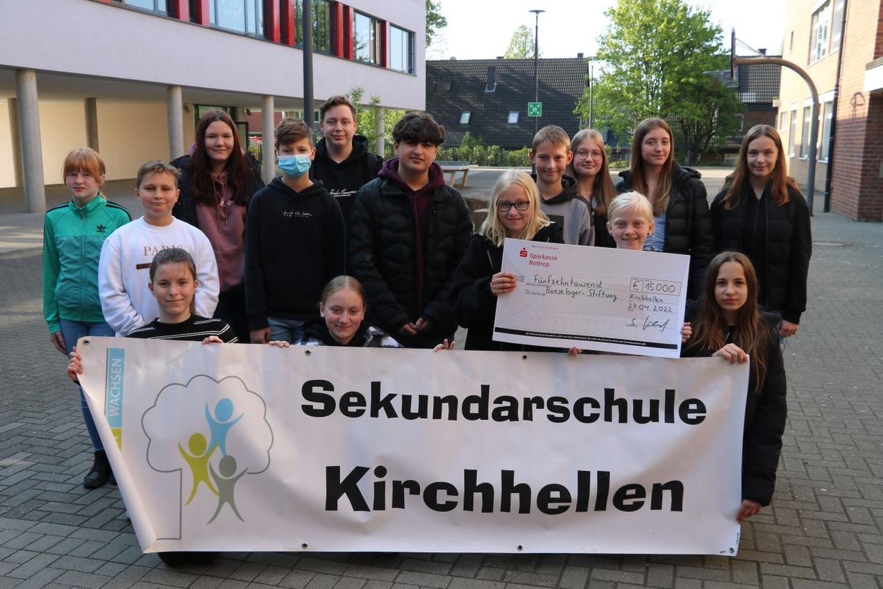 Je ein Schüler aus jedem Jahrgang der Sekundarschule präsentierte den Spendenscheck über 15.000 Euro.