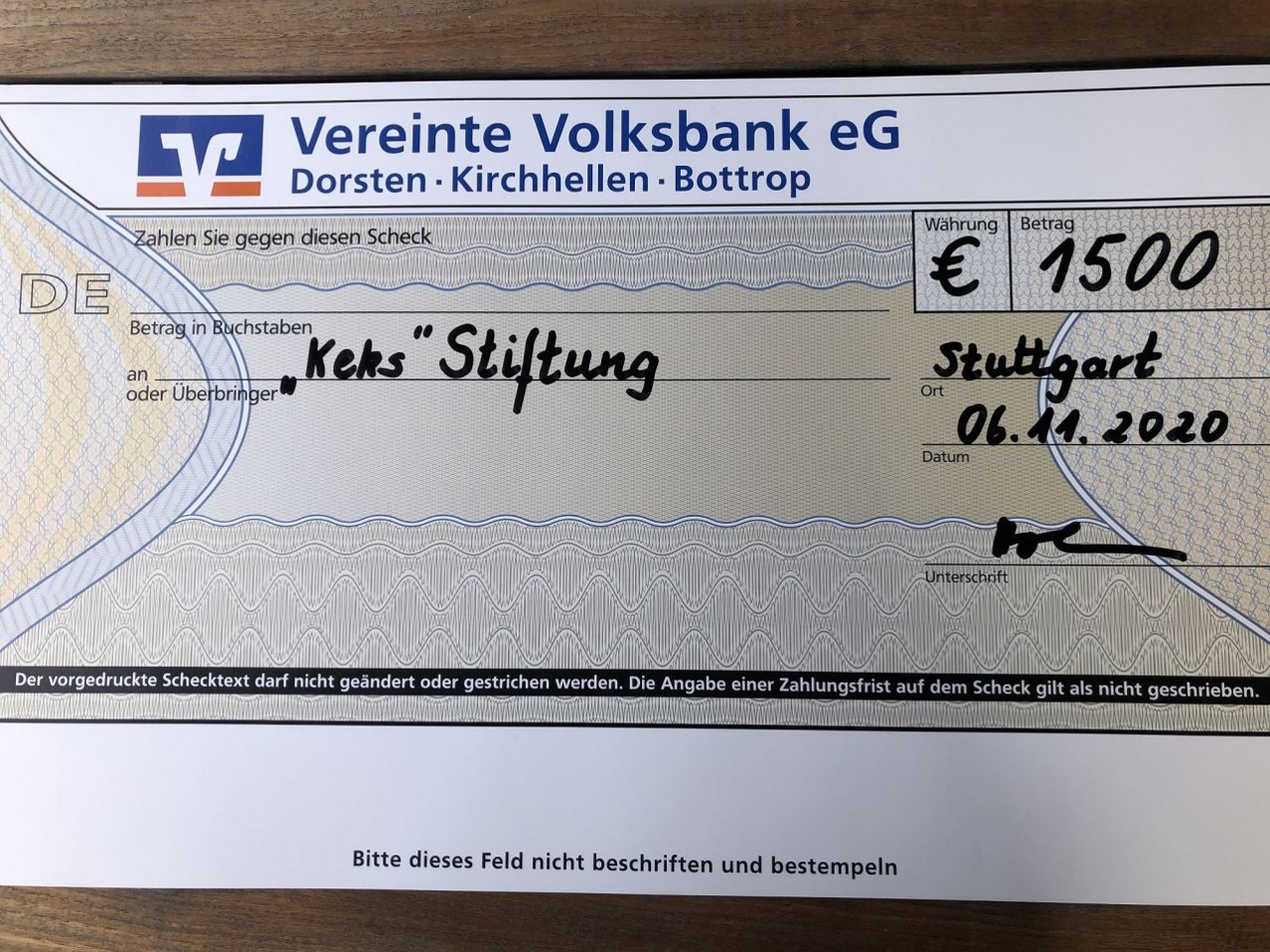Der symbolische Scheck im Wert von 1.500 Euro wurde von den Buchweizenfreunden an die KEKS Stiftung übergeben.