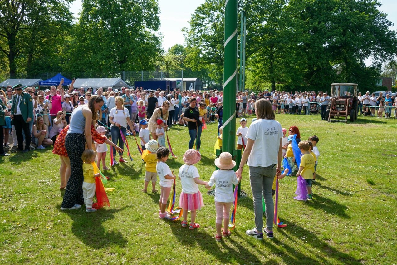 BILDERSTRECKE – Maibaum und Grafenwälder Schützen stehen stramm