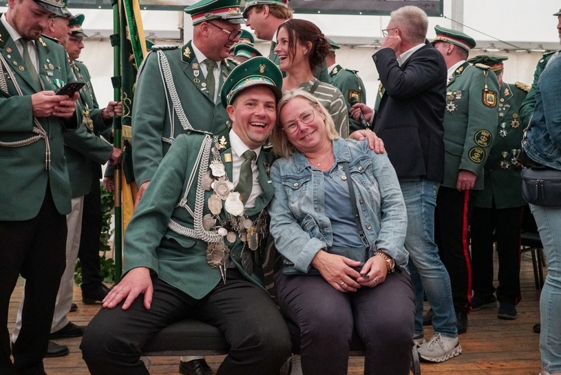 Der neue Grafenwälder Schützenkönig Philipp Allekotte mit seiner Königin Kirstin Sawinski .