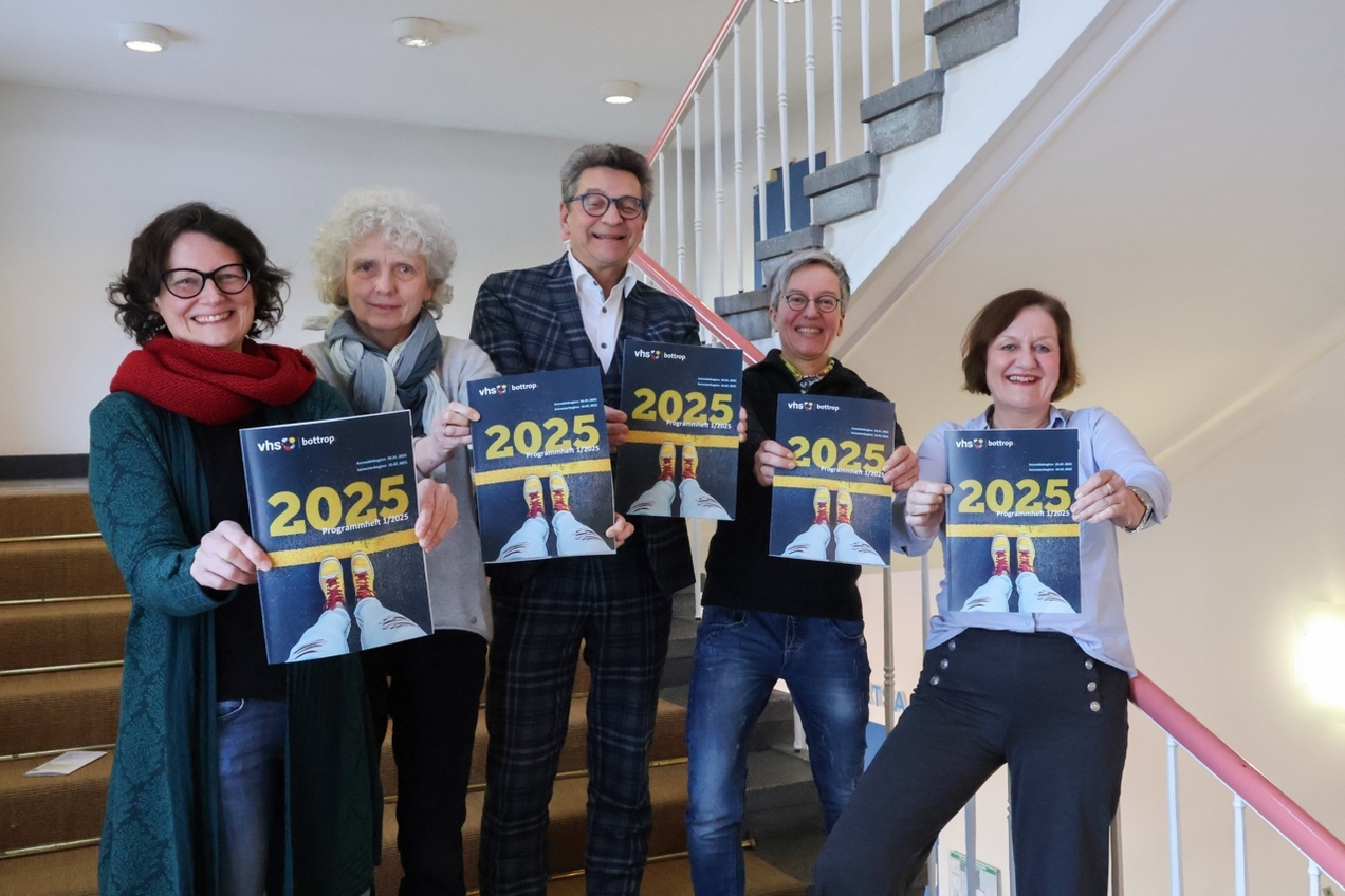 Der vhs-Leiter Holger Gruner und die Fachbereichsleiterinnen freuen sich auf ein weiteres prallgefülltes Programm für das neue Semester.