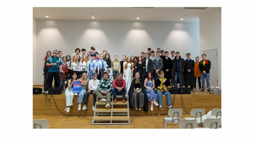 Rund 50 Schülerinnen und Schüler des Vestischen Gymnasiums bereiten aktuell zwei unterschiedliche Theateraufführungen vor.