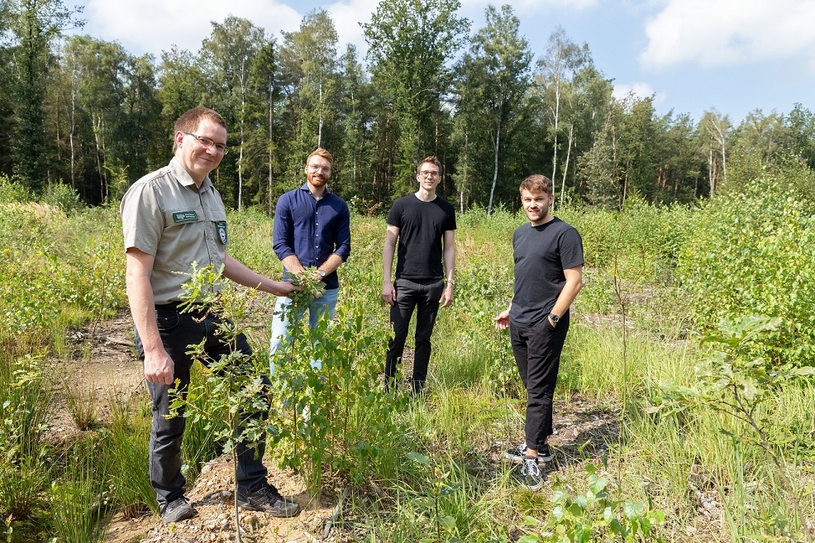 Der Förster und RVR Ruhr Grün Mitarbeiter Lukas Siebert traf sich symbolisch mit den drei Pottwatch Gründern auf einer der Flächen in der Kirchheller Heide, die Ende des Jahres aufgeforstet werden sollen.