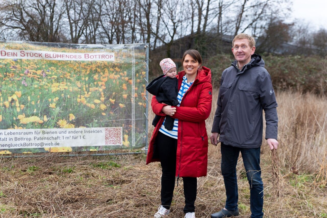 Rudolf Askemper mit seiner Schwiegertochter Anja und Enkelin an der Blühfläche in Kirchhellen.
