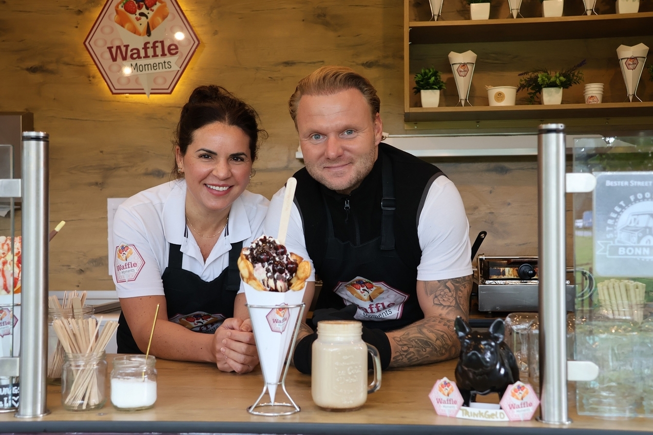 Eleen Bouzid und Dominik Mänß freuen sich auf zahlreiche Besucher an ihrem Food-Stand auf dem Bauernhof Sagel am Dahlberg in Kirchhellen.