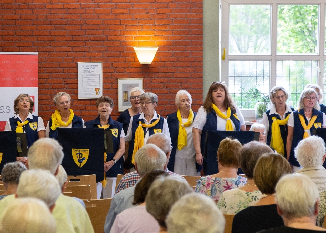 Die ZWAR-Singers, hier bei einem Auftritt im Pfarrheim Kirchhellen-Grafenwald, stehen auch beim Tag der Chöre auf der Bühne.