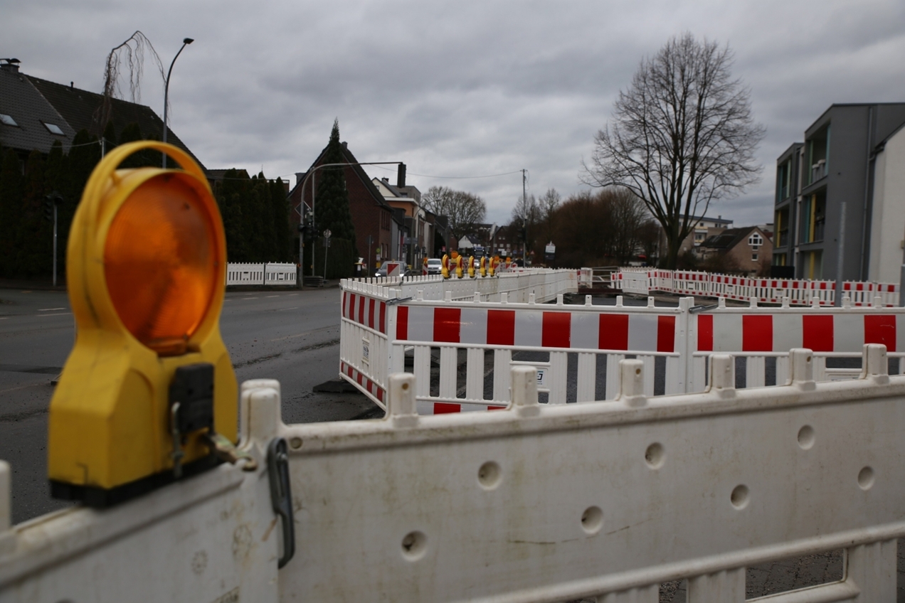 Die Hackfurthstraße kann erst ab Ende Februar vollständig für den Verkehr freigegeben werden.