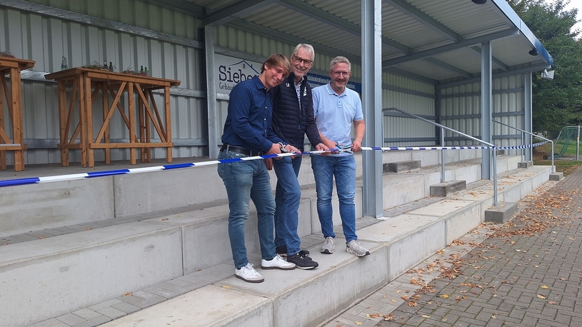 Henning Wiegert, Betriebsleiter im Bottroper Sport- und Bäderbetrieb, Lambert Bergemann, Verinsvorsitzender des VfB Kirchhellen und Bezirksbürgermeister Hendrik Dierichs 
