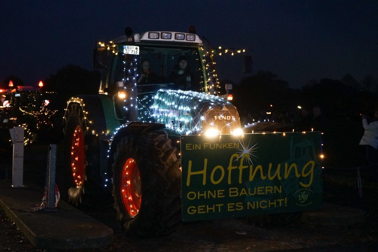 Auch in diesem Jahr rollen wieder rund 50 beleuchtete Trecker durch das Dorf.