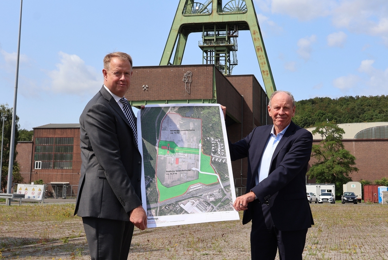 Oberbürgermeister Bernd Tischler (r.) und Michael Kalthoff (Vorsitzender der Geschäftsführung der RAG Montan Immobilien) stellen die Pläne für Franz Haniel vor.