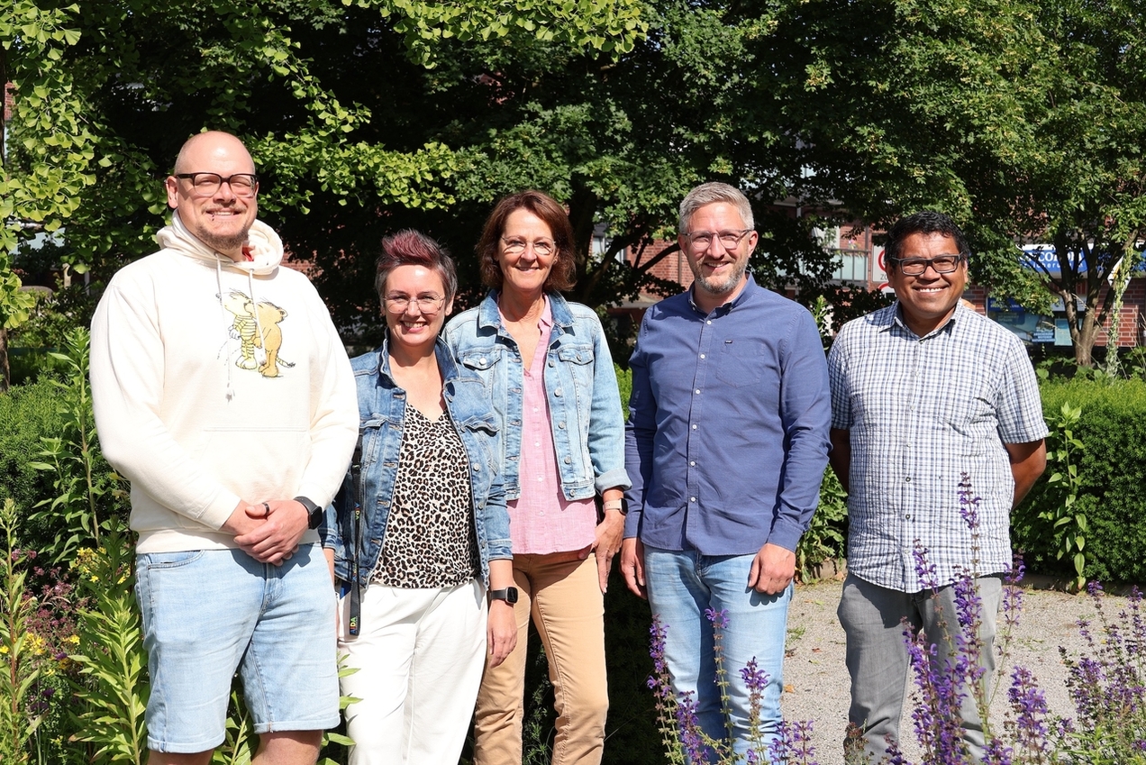 Das Team des Jugend-Klosters verkündete am Donnerstagmorgen (12.6.) gemeinsam mit Bezirksbürgermeister Hendrik Dierichs (2.r.) die frohe Kunde: Der Schwimmcontainer macht wieder Halt in Kirchhellen.
