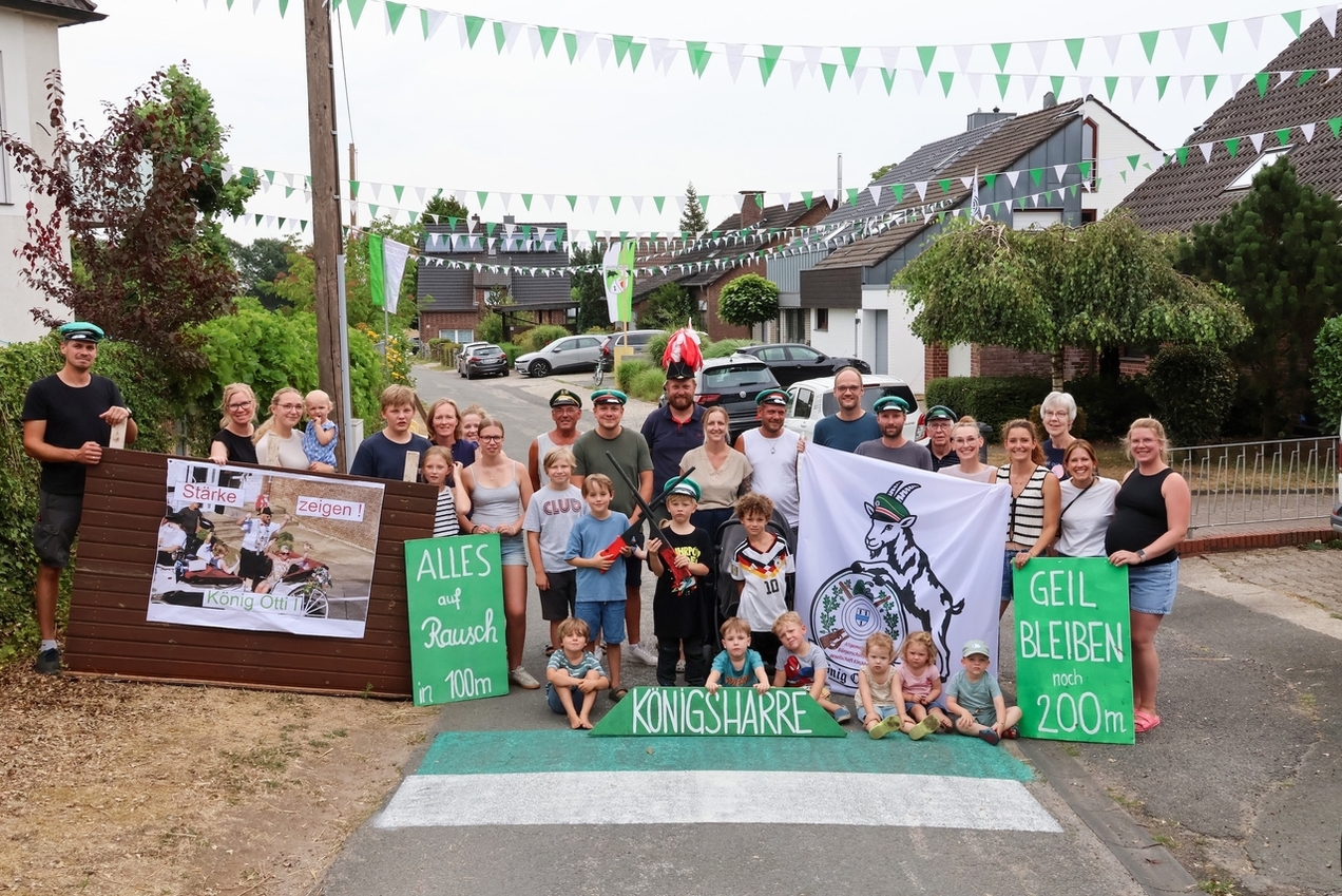 Vorfreude auf die Königsübung: Schützenkönig Bernd „Otti“ Benien, Lieblichkeit  Eva Benien und die Nachbarschaft präsentieren stolz die liebevoll dekorierte „Königsharre“.