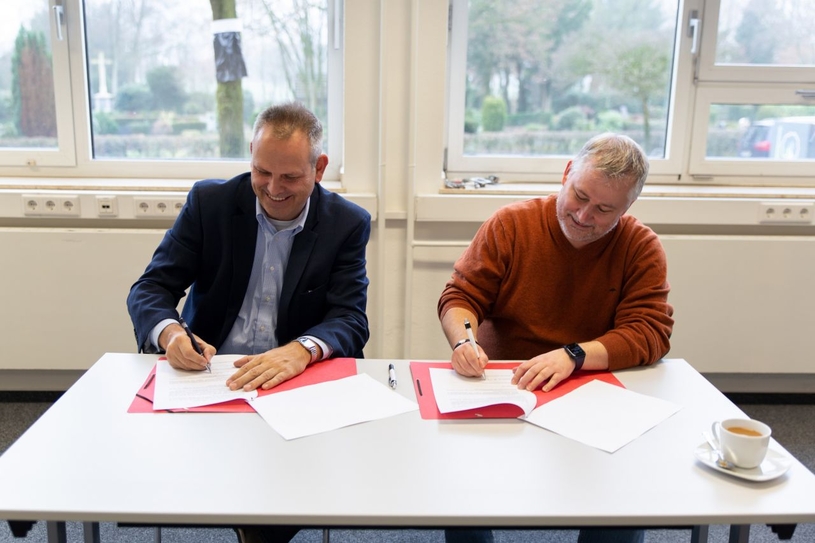 Die beiden Schulleiter des Berufskollegs und der Sekundarschule, Guido Tewes und Stefan Völlmert, freuen sich, dass sie ihre Vereinbarung nach sechsjähriger Zusammenarbeit vertiefen können.